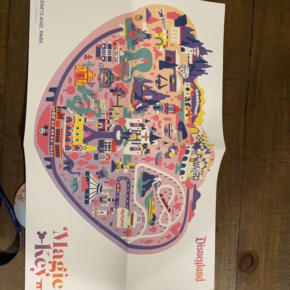 DISNEY Disneyland Magic Key Welcome Box - Picture 4 of 6